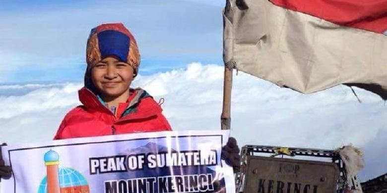 Walaupun masih berumur 10 tahun, Khansa Syahlaa telah menaklukan 5 dari 7 gunung tertinggi di Indonesia