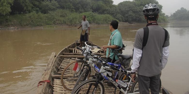 Warga menyeberang Sungai Bengawan Solo menggunakan perahu kayu dari Kelurahan Sangkrahan, Kecamatan Pasar Kliwon, Kota Surakarta, Jawa Tengah, Kamis (21/7/2016). Menyeberangi Sungai Bengawan Solo adalah salah satu aktivitas yang ditawarkan dalam paket wisata Accor Solo Royal Heritage Cycling.