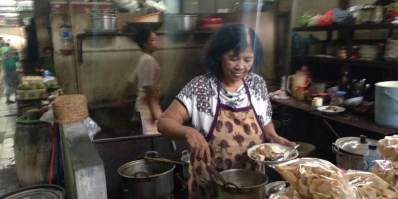 Penjual nasi tumpang, Harini (62) menyajikan nasi tumpang di Pasar Gede Hardjonagoro, Solo, Jawa Tengah, Jumat (22/7/2016). Nasi tumpang merupakan kombinasi olahan tempe busuk, tahu, dan daun bayam rebus.