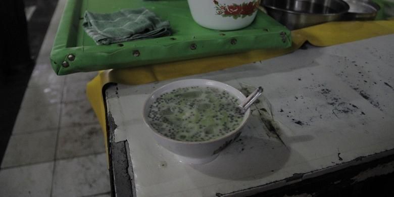 Semangkuk es dawet telasih Ibu Dermi tersaji di meja kecil warung di Pasar Gede Hardjonagoro, Solo, Jawa Tengah, Jumat (22/7/2016). Semangkukk es dawet telasih ditawarkan dengan harga Rp 8.000.
