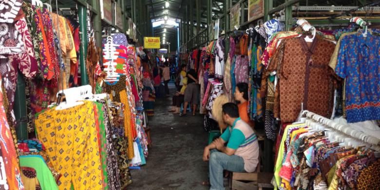 Pedagang di blok C di Pasar Klewer Sementara, Solo, Sabtu (23/7/2016). Pasar Klewer Sementara menawarkan aneka produk batik mulai dari baju anak-anak hingga dewasa baik kemeja maupun baju tidur.