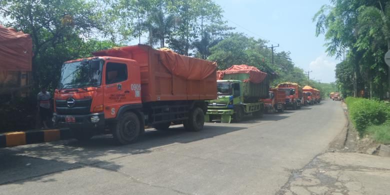Truk sampah milik Dinas Kebersihan DKI beroperasi di TPST  Bantargebang, Bekasi