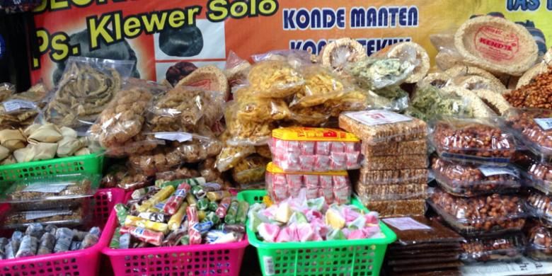 Oleh-oleh dodol, jenang, onde-onde, enting-enting kacang, ampyang jahe, intip, belut goreng, keripik tempe sagu, keripik bayem, belut, gemplak, dodol, bakpia, dan aneka jajajan lain yang dijual di Pasar Klewer Sementara, Sabtu (23/7/2016). Wisatawan bisa menemukan aneka oleh-oleh jajanan di Blok D Pasar Klewer Sementara.