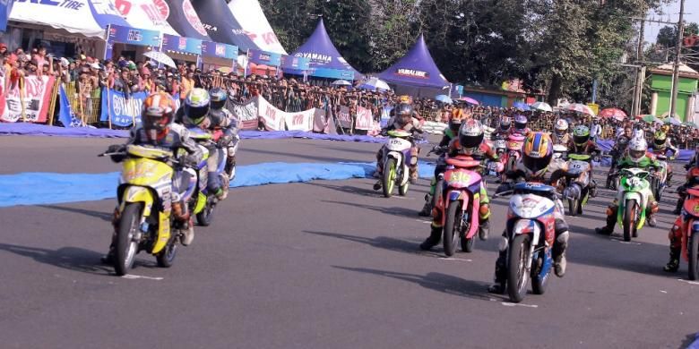 Para pebalap muda di bawah usia 16 tahun melakukan start saat balapan Yamaha Cup Race di Purwokerto, Minggu (24/7/2016).