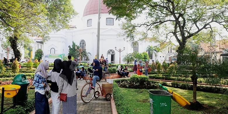 Wisatawan mengunjungi Taman Srigunting yang berada di kawasan Kota Lama, Kota Semarang, Jawa Tengah, Rabu (13/7/2016).