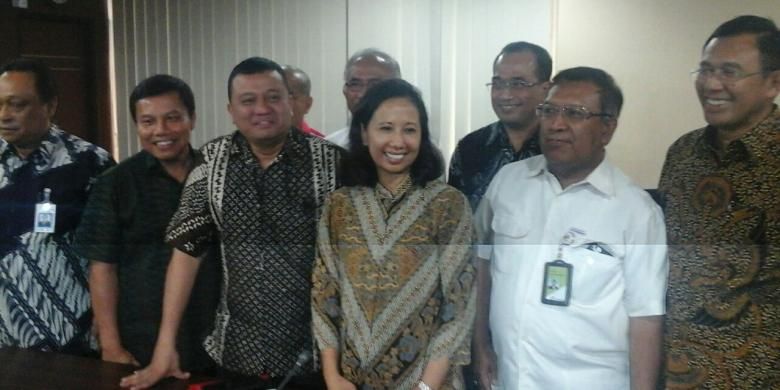 Menteri BUMN, Rini Soemarno didampingi para Direktur Utama perusahaan BUMN menyampaikan progress Holding BUMN di Kementerian BUMN, Jakarta, Senin (25/7/2016).