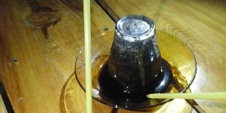 Kupi Khop adalah cara unik meminum kopi di Aceh. Gelas kopi dibalik, si peminum menyeruputnya melalui piring atau sedotan yang ada.