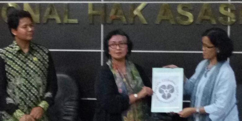 Kiri ke kanan: Ketua Komnas HAM, Imdadun Rahmat, Koordinator Yayasan IPT 1965 Nursyahbani Katjasungkana, dan ketua Komnas Perempuan Azriana dalam acara penyerahan salinan lengkap putusan final International People Tribunal (IPT) 1965, di kantor Komnas HAM, Jakarta Pusat, Senin (25/7/2016). 