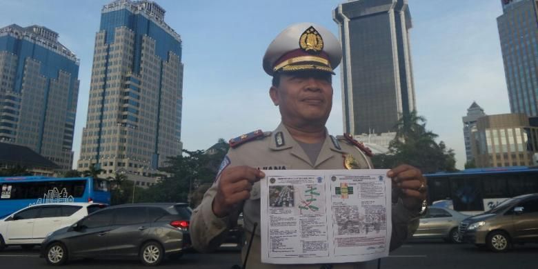 Pada pekan pertama pemberlakuan ganjil genap, anggota Polri, Dishub, dan Satpol PP hanya membagikan brosur informasi ganjil genap kepada pengendara, Rabu (27/7/2016). 