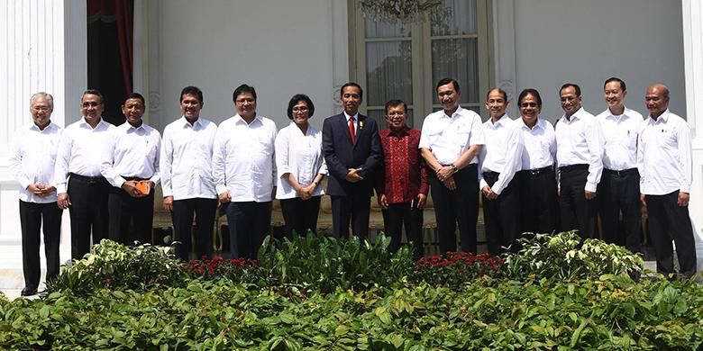 Presiden Joko Widodo didampingi Wapres Jusuf Kalla, Mensesneg Pratikno, dan Menseskab Pramono Anung serta para calon menteri, berfoto bersama usai pengumuman perombakan kabinet atau reshuffle jilid 2, di teras belakang Istana Merdeka, Jakarta, Rabu (27/7/2016). Presiden mengumumkan 12 nama menteri dan Kepala BKPM.