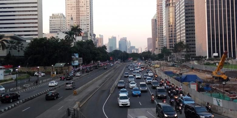 Kondisi arus lalu lintas dari arah Semanggi menuju ke Bundaran Senayan terpantau ramai lancar pada Rabu (27/7/2016) sore.