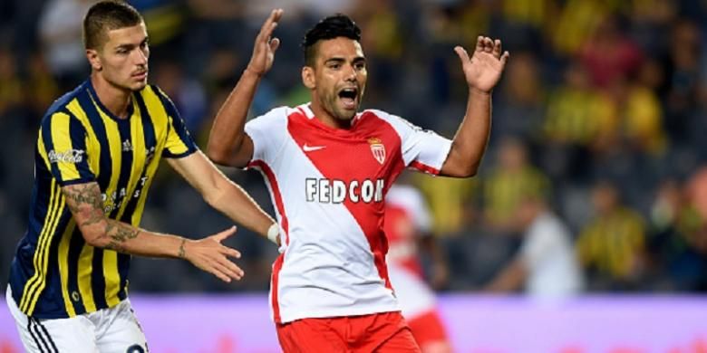 Striker Monaco, Radamel Falcao, tampak kecewa kala gagal menyelesaikan peluang di depan gawang Fenerbahce pada kualifikasi Liga Champions, Rabu (27/7/2016). 