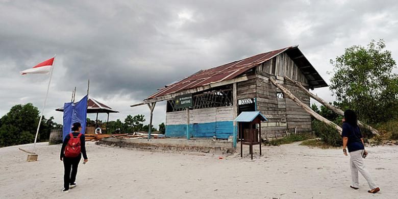 Wisatawan mengunjungi replika tempat shooting film Laskar Pelangi, SD Muhammadiyah Gantong di Kabupaten Belitung Timur, Kepulauan Bangka Belitung, Rabu (15/6/2016).