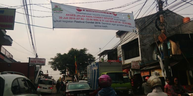 Jalan Raya Condet tepatnya mulai Jalan Buluh hingga pertigaan Batu Ampar pada Sabtu (30/7/2016) dan Minggu (31/7/2016) besok akan ditutup untuk Festival Condet. Foto diambil Jumat (29/7/2016)