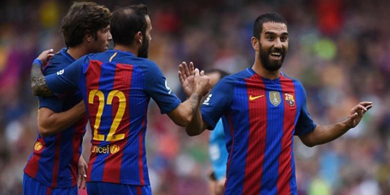 Pemain tengah Barcelona, Arda Turan (kanan), melakukan selebrasi setelah mencetak gol ke gawang Celtic FC pada pertandingan pramusim bertajuk International Champions Cup (ICC) 2016 di Stadion Aviva, Sabtu (30/7/2016).