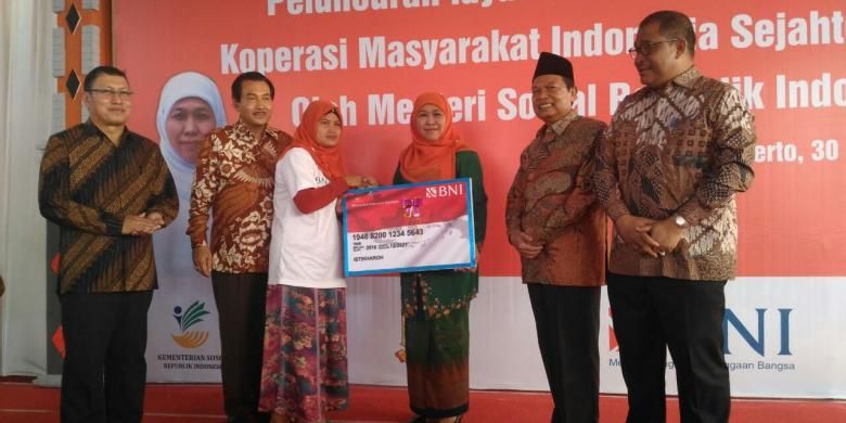 Menteri Sosial Khofifah Indar Parwansa meluncurkan layanan e-Warung di Mojokerto, Sabtu (30/7/2016).