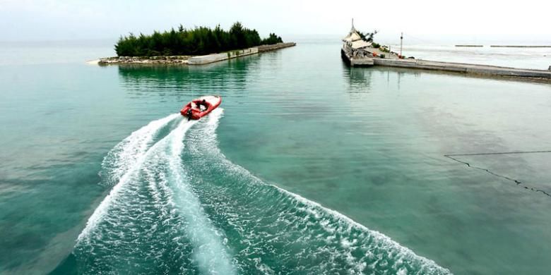 Perahu yang disewakan untuk wisatawan melintas di kawasan pantai Pulau Tidung, Kabupaten Kepulauan Seribu, DKI Jakarta, Kamis (9/6/2016). Sektor pariwisata di Kepulauan Seribu terus berkembang dan menghadirkan mata pencarian bagi warga kepulauan tersebut. 
