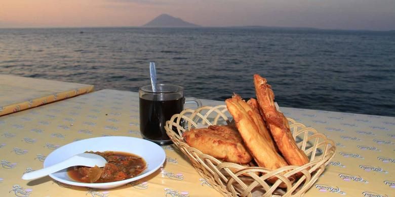 Sajian pisang goreng ala Manado dengan sambal pedas dapat dinikmati di sepanjang pantai Malalayang dengan pemandangan Pulau Manado Tua, Sulawesi Utara.