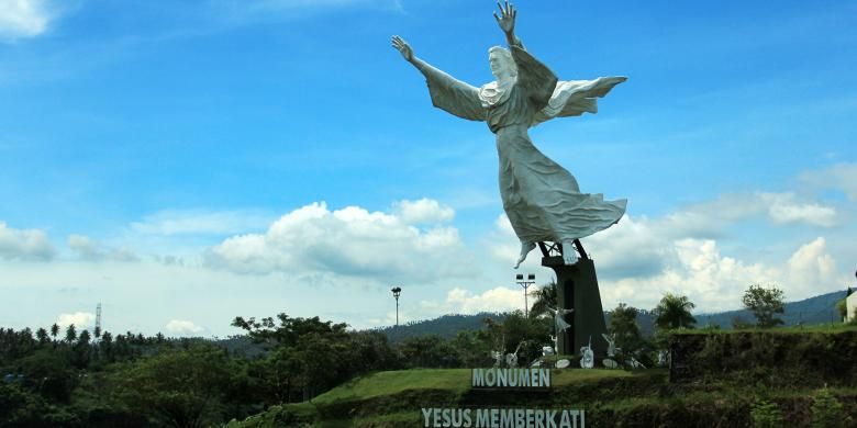 Monumen Yesus Memberkati di komplek Perumaha Citra Land, menjadi salah satu ikon wisata di Manado, Sulawesi Utara.
