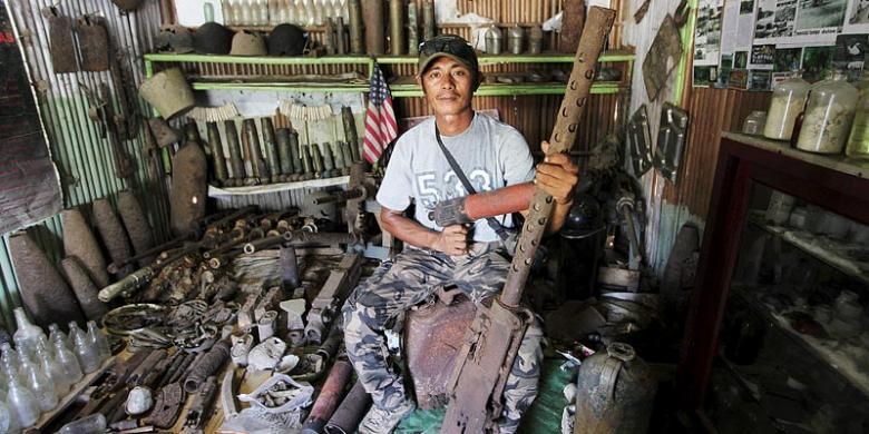 Muhlis Eso dan barang peninggalan Perang Dunia II di gubuk museum miliknya di Kecamatan Morotai Selatan, Kepulauan Morotai, Maluku Utara, Senin (18/7/2016).