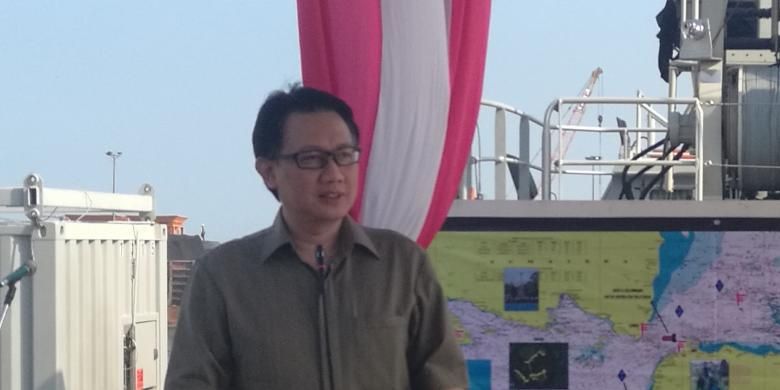 Deputi Bidang Koordinasi Kedaulatan Maritim Kementerian Koordinator Kemaritiman Arief Havas Oegroseno di di Dermaga Pelabuhan Indah Kiat, Cilegon, Rabu (3/8/2016).