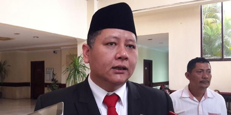 Wakil Wali Kota Surabaya Wisnu Sakti Buana seusai menghadiri rapat paripurna di DPRD Surabaya, Rabu (3/8/2016).
