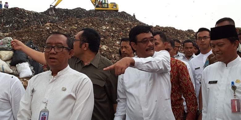 Wakil Gubernur DKI Jakarta Djarot Saiful Hidayat dan Kepala Dinas Kebersihan Isnawa Adji saat meninjau ke Tempat Pengolahan Sampah Terpadu (TPST) Bantargebang, Bekasi, Kamis (4/8/2016)