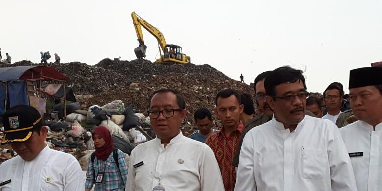 Wakil Gubernur DKI Jakarta Djarot Saiful Hidayat saat meninjau Tempat Pengolahan Sampah Terpadu (TPST) Bantargebang, Bekasi, Kamis (4/8/2016)