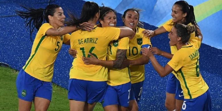 Para pemain Brasil merayakan gol Cristiane ke gawang Swedia pada lanjutan pertandingan cabang sepak bola putri Olimpiade Rio 2016, Sabtu (6/8/2016). 