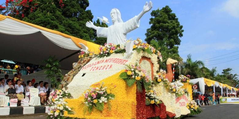 Salah satu kenderaan hias dari bahan bunga saat mengikuti Festival Bunga Tomohon pada tahun 2015.