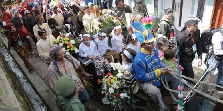 Prosesi kirab budaya pada Dieng Culture Festival 2016, Minggu (7/8/2016). Hampir 100.000 manusia berjejal mengunjungi Negeri di Atas Awan itu baik dari dalam maupun luar negeri.