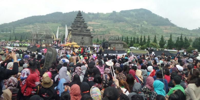 Ribuan wisatawan dari dalam dan luar negeri memadati acara Dieng Culture Festival 2016.