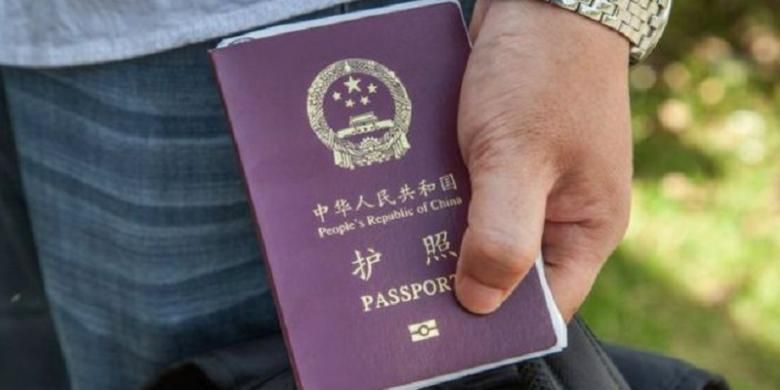 Wisatawan China ini dengan santai membiarkan paspor dan visanya diambil oleh pihak berwenang Jerman.
