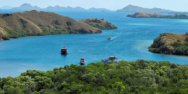 Sejumlah kapal merapat di dermaga Loh Buaya di Pulau Rinca, Labuan Bajo, Manggarai Barat, Nusa Tenggara Timur, Jumat (10/6/2016).