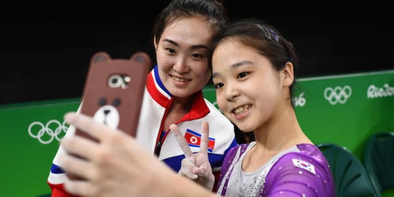 Atlet Korea Selatan Lee Eun Ju dan atlet Korea Utara Hong Un Jong saat melakukan foto selfie sebelum berlaga di ajang Olimpiade 2016 di Rio de Janeiro. 
