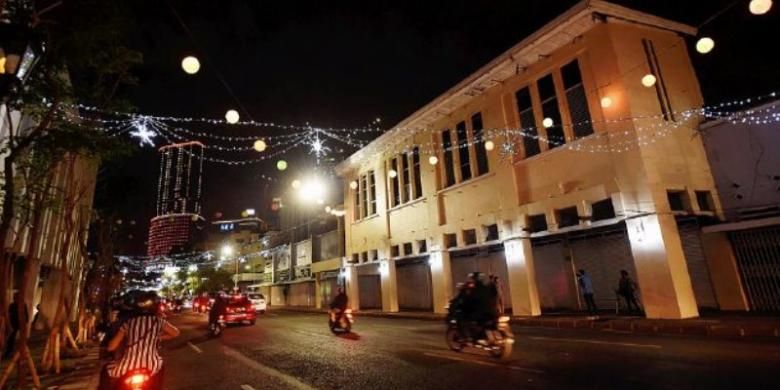 Suasana malam di Jalan Tunjungan, Surabaya, Jawa Timur, Sabtu (6/8/2016). Bangunan tua dan lampu-lampu hias membuat Jalan Tunjungan menjadi salah satu spot favorit liburan di Surabaya.