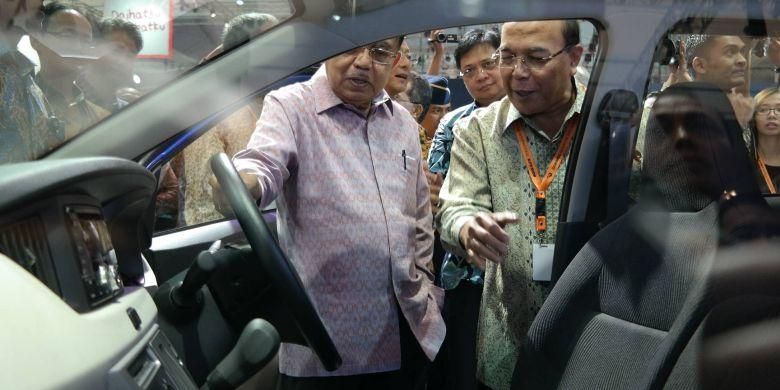 Wapres RI, Jusuf Kalla didamping Presdir ADM Sudirman MR, berbincang soal Daihatsu Sigra