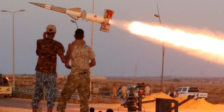 Pasukan pemerintah Libya melepaskan roket ke arah posisi pasukan ISIS yang berada di kota Sirte.