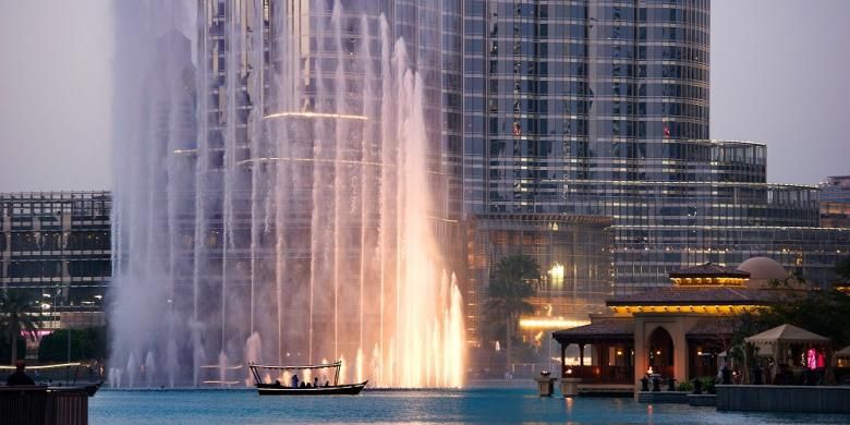 Dubai Fountain adalah pertunjukan air mancur yang dilengkapi musik dan pencahayaan. 