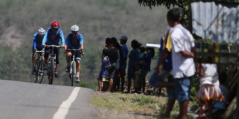 Peserta Jelajah Sepeda Flores -Timor yang diadakan harian Kompas melintasi kawasan Welak, Manggarai Barat, Nusa Tenggara Timur, Sabtu (13/8/2016). Etape pertama Labuan Bajo-Ruteng menempuh jarak sejauh 135 kilometer.