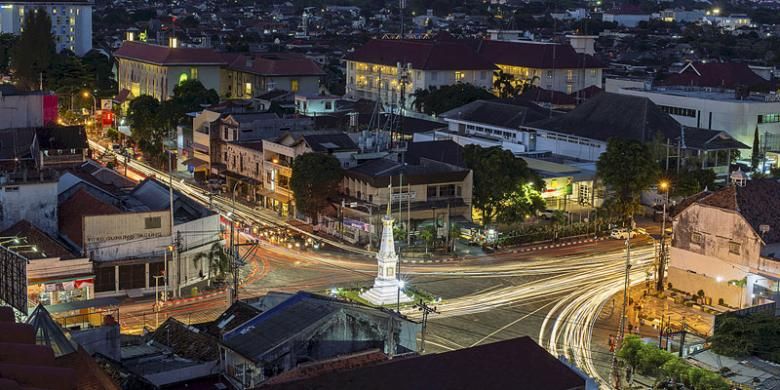 Kendaraan melintas di perempatan Tugu, Yogyakarta, Selasa (2/8/2016). Bangunan cagar budaya Tugu yang juga dikenal dengan nama Tugu Pal Putih itu menjadi salah satu ikon pariwisata Yogyakarta.