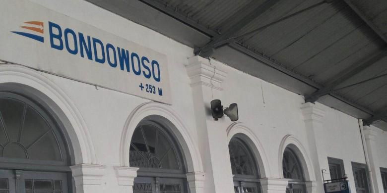 Bangunan Stasiun Bondowoso yang terletak di Jalan Imam Bonjol, Kelurahan Kademangan, Kecamatan Bondowoso, Kabupaten Bondowoso, Jawa Timur. Di dalam bangunan stasiun ini terdapat Museum Kereta Api Stasiun Bondowoso yang menyimpan aneka artefak benda-benda perkeretaapian.