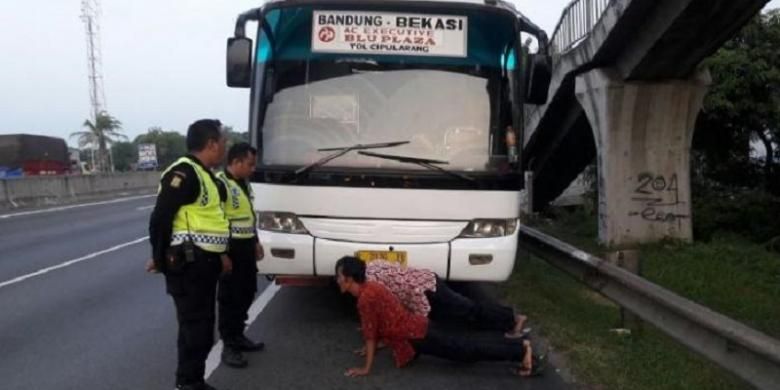 Petugas Keamanan dan Ketertiban PT Jasa Marga cabang Jakarta-Cikampek meminta sopir dan kernet bus Primajasa untuk push up di badan jalan KM 57 yang mengarah ke Jakarta. 