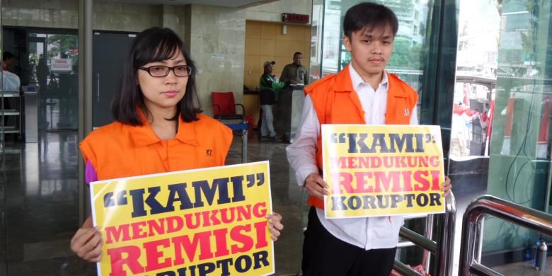 Koalisi Masyarakat Sipil Antikorupsi berunjuk rasa menolak kemudahan remisi bagi narapidana korupsi di Gedung KPK, Jakarta, Selasa (16/8/2016).