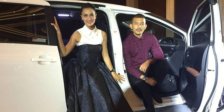 Rio Dewanto dan Atiqah Hasiholan bersama Toyota Sienta