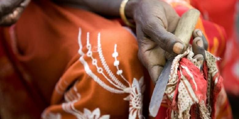 Praktik mutilasi genital pada perempuan (FGM) di Afrika selain menggunakan silet, juga pisau, yang tidak steril.