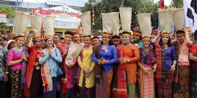 Peserta karnaval membawa tandok beras di kepala dengan memakai ulos Sadum dan kebaya saat Karnaval Kemerdekaan Pesona Danau Toba di titik awal Soposurung, Balige, Toba Samosir, Sumatera Utara, Minggu (21/8/2016). Perayaan Hari Ulang Tahun (HUT) ke-71 RI tahun ini dipusatkan di Danau Toba, Sumatera Utara dengan tajuk Karnaval Kemerdekaan Pesona Danau Toba. Acara ini berlangsung di dua tempat yakni Parapat (Simalungun) dan Balige (Toba Samosir).