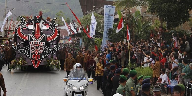 Mobil hias yang ditumpangi Presiden Joko Widodo melintasi rute Karnaval Kemerdekaan Pesona Danau Toba di Balige, Toba Samosir, Sumatera Utara, Minggu (21/8/2016). Perayaan Hari Ulang Tahun (HUT) ke-71 RI tahun ini dipusatkan di Danau Toba, Sumatera Utara dengan tajuk Karnaval Kemerdekaan Pesona Danau Toba. Acara ini berlangsung di dua tempat yakni Parapat (Simalungun) dan Balige (Toba Samosir).