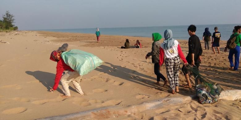 Aksi bersih di pantai Sungai Belacan yang merupakan salah satu titik monitoring sarang peneluran penyu di Dusun Ciremai, Desa Sebubus, Kecamatan Paloh, Kabupaten Sambas, Kalimantan Barat