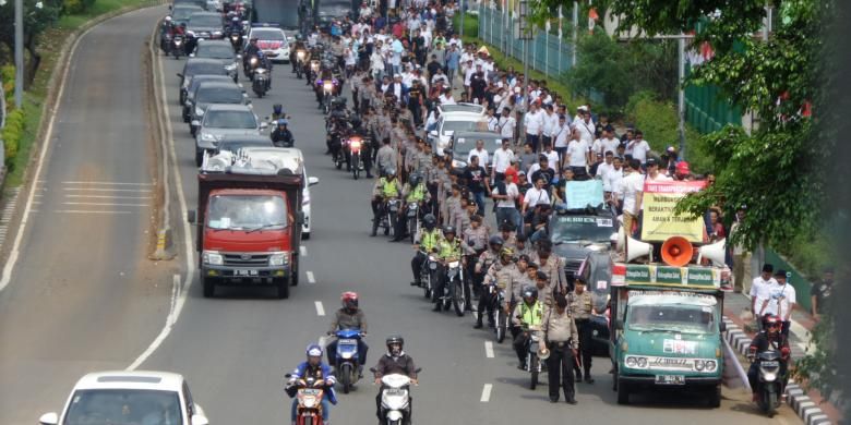 Ratusan sopir taksi online tiba di depan kompleks gedung DPR/MPR RI, Senin (22/8/2016). Para sopir berunjuk rasa menuntut untuk mencabut Peraturan Menteri Perhubungan (Permenhub) Nomor 32 Tahun 2016 tentang Penyelenggaraan Angkutan Orang dengan Kendaraan Bermotor Umum Tidak dalam Trayek.